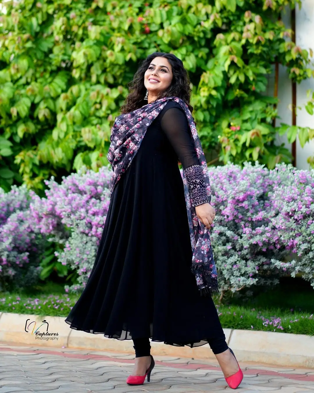 ETV ACTRESS POORNA MESMERIZING LOOKS IN BEAUTIFUL BLACK DRESS 3